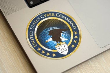KYIV, UKRAINE - 26 Haziran 2024 Birleşik Devletler Siber Komuta Teşkilatı gümüş dizüstü bilgisayarındaki silah etiketi