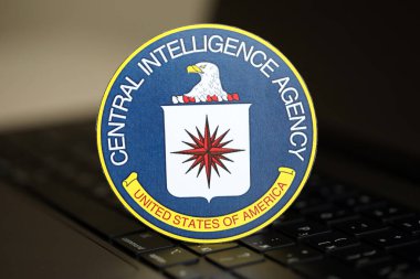 KYIV, UKRAINE - 26 Haziran 2024 Amerika Birleşik Devletleri Merkezi İstihbarat Teşkilatı gümüş dizüstü bilgisayarda arma etiketi