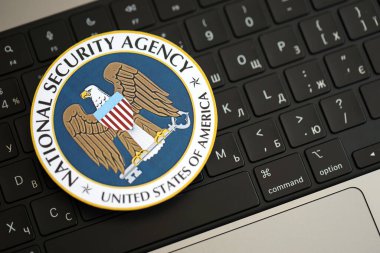KYIV, UKRAINE - 26 Haziran 2024 Amerika Birleşik Devletleri Ulusal Güvenlik Teşkilatı gümüş dizüstü bilgisayarda arma etiketi