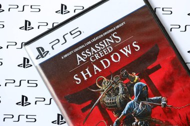 KYIV, UKRAINE - 26 Haziran 2024 Suikastçi Creed Shadows PS5 video oyun konsol oyun kutusu. Popüler video oyunu diski kapat