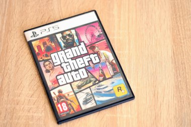 KYIV, UKRAINE - 26 Haziran 2024 Grand Theft Auto 6 PS5 video oyun diski konsol oyun kutusu. Hayali hayran yapımı video oyunu disk paketi kapağı kapat