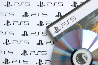 KYIV, UKRAINE - 26 Haziran 2024 Sony Playstation 5 konsol logosu Plastik disk kutusunun kapağında