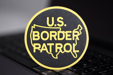 KYIV, UKRAINE - 26 Haziran 2024 ABD Sınır Devriyesi gümüş dizüstü bilgisayarda silah etiketi