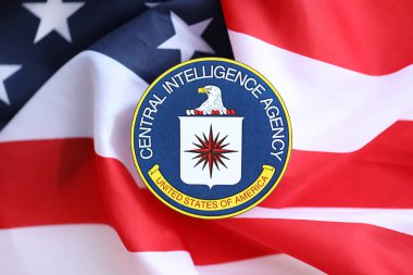 KYIV, UKRAINE - 26 Haziran 2024 Amerika Birleşik Devletleri Merkezi İstihbarat Teşkilatı arması katlanmış ABD bayrağına yapıştırıldı