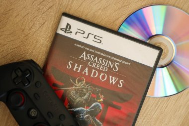 KYIV, UKRAINE - 26 Haziran 2024 Suikastçi Creed Shadows PS5 video oyun konsol oyun kutusu. Popüler video oyunu diski kapat
