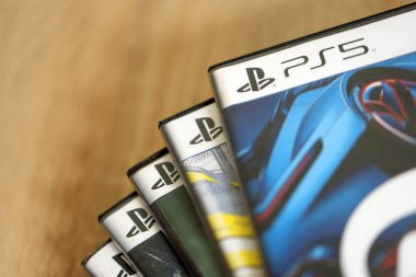 KYIV, UKRAINE - 26 Haziran 2024 Sony Playstation 5 ve 4 konsolu için video oyunları yığını. Birçok popüler video oyunu disk kutusu kapanıyor