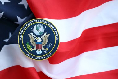 KYIV, UKRAINE - 26 Haziran 2024 ABD Ulusal Terörle Mücadele Merkezi ABD bayrağına yapıştırılmış arma etiketi