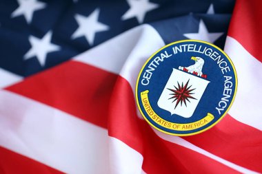 KYIV, UKRAINE - 26 Haziran 2024 Amerika Birleşik Devletleri Merkezi İstihbarat Teşkilatı arması katlanmış ABD bayrağına yapıştırıldı