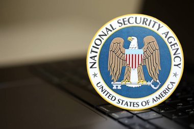 KYIV, UKRAINE - 26 Haziran 2024 Amerika Birleşik Devletleri Ulusal Güvenlik Teşkilatı gümüş dizüstü bilgisayarda arma etiketi