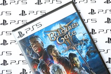 KYIV, UKRAINE - 26 Haziran 2024 Baldurs Gate 3 PS5 video oyun konsol oyun kutusu. Popüler video oyunu diski kapat
