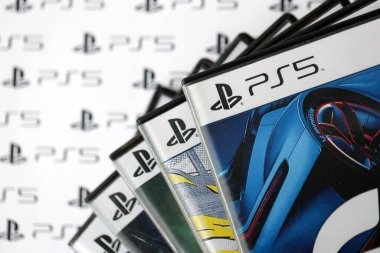 KYIV, UKRAINE - 26 Haziran 2024 Sony Playstation 5 ve 4 konsolu için video oyunları yığını. Birçok popüler video oyunu disk kutusu kapanıyor