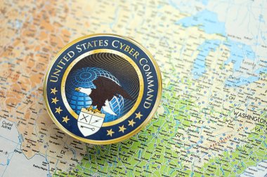 KYIV, UKRAINE - 26 Haziran 2024 Birleşik Devletler Siber Komuta Arması Amerika Birleşik Devletleri kağıt haritasında