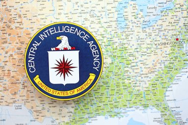 KYIV, UKRAINE - 26 Haziran 2024 Amerika Birleşik Devletleri Merkezi İstihbarat Teşkilatı Arması Amerika Birleşik Devletleri kağıt haritasında