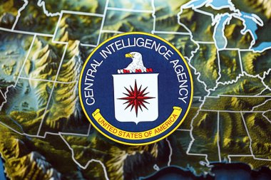 KYIV, UKRAINE - 26 Haziran 2024 Amerika Birleşik Devletleri Merkezi İstihbarat Teşkilatı Arması Amerika Birleşik Devletleri kağıt haritasında