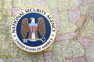 KYIV, UKRAINE - 26 Haziran 2024 Amerika Birleşik Devletleri Ulusal Güvenlik Teşkilatı Arması Amerika Birleşik Devletleri kağıt haritasında