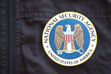 KYIV, UKRAINE - 26 Haziran 2024 Amerika Birleşik Devletleri Ulusal Güvenlik Teşkilatı arması siyah üniformalı cekete rozet olarak iliştirildi.