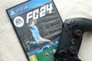 KYIV, UKRAINE - 26 Haziran 2024 FC24 Fifa futbol PS4 video oyun diski konsol oyunu için. Popüler video oyunu diski kapat
