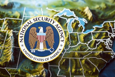 KYIV, UKRAINE - 26 Haziran 2024 Amerika Birleşik Devletleri Ulusal Güvenlik Teşkilatı Arması Amerika Birleşik Devletleri kağıt haritasında