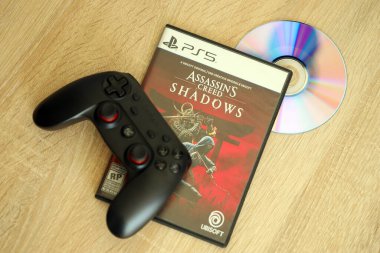 KYIV, UKRAINE - 26 Haziran 2024 Suikastçi Creed Shadows PS5 video oyun konsol oyun kutusu. Popüler video oyunu diski kapat