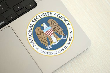 KYIV, UKRAINE - 26 Haziran 2024 Amerika Birleşik Devletleri Ulusal Güvenlik Teşkilatı gümüş dizüstü bilgisayarda arma etiketi