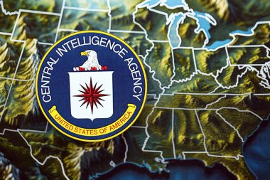 KYIV, UKRAINE - 26 Haziran 2024 Amerika Birleşik Devletleri Merkezi İstihbarat Teşkilatı Arması Amerika Birleşik Devletleri kağıt haritasında