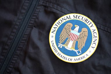 KYIV, UKRAINE - 26 Haziran 2024 Amerika Birleşik Devletleri Ulusal Güvenlik Teşkilatı arması siyah üniformalı cekete rozet olarak iliştirildi.
