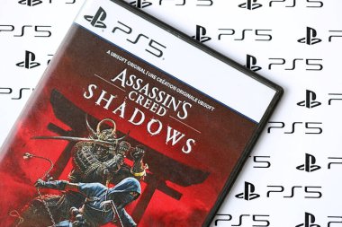KYIV, UKRAINE - 26 Haziran 2024 Suikastçi Creed Shadows PS5 video oyun konsol oyun kutusu. Popüler video oyunu diski kapat