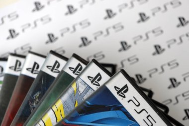 KYIV, UKRAINE - 26 Haziran 2024 Sony Playstation 5 ve 4 konsolu için video oyunları yığını. Birçok popüler video oyunu disk kutusu kapanıyor