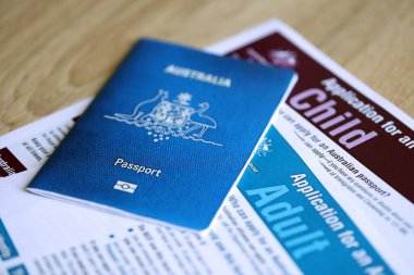 KYIV, UKRAINE - 10 Temmuz 2024 Yetişkin ve Çocuk boş formları için Avustralya pasaportu başvurusu. Dışişleri ve Ticaret Bakanlığı