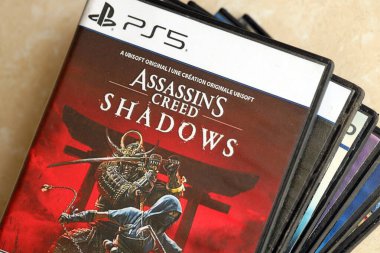 KYIV, UKRAINE - 26 Haziran 2024 Suikastçi Creed Shadows PS5 video oyun konsol oyun kutusu. Popüler video oyunu diski kapat