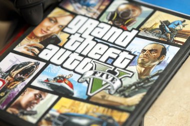 KYIV, UKRAINE - 26 Haziran 2024 Grand Theft Auto 5 PS4 video oyun diski konsol oyun kutusu. Popüler video oyunu diski kapat