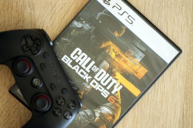 KYIV, UKRAINE - 26 Haziran 2024 Call of Duty Black Ops 6 PS5 video oyun CD kutusu konsol oyunu için. Popüler video oyunu diski kapat