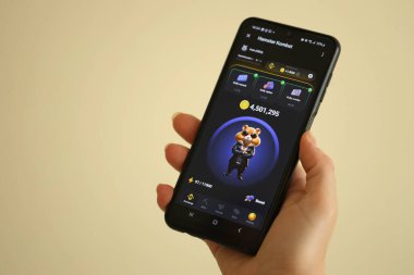 KYIV, UKRAINE - 26 Haziran 2024 Hamster Kombat mini telgraf oyunu. Akıllı telefondaki tıkırtı oyunu elinizin altında