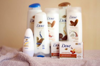 KYIV, UKRAINE - 10 Temmuz 2024 Dove güzellik ve sağlık ürünleri kapanıyor. 1955 'te İngiliz pazarına giren güvercin, kişisel bakım markasıdır.