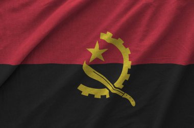 Angola bayrağı eski kumaştan katlanmış dalgalı kumaş üzerinde tasvir edilmiştir.