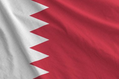 Eski kumaşların kıvrımlı kumaşında Bahreyn bayrağı tasvir edilmiştir.