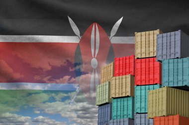Kenya bayrağı ve yükleme konteynırları rıhtımlarda gökyüzü arkaplanı yakın.
