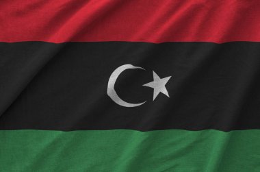 Libya bayrağı eski kumaşların katlanmış dalgalı kumaşında tasvir edilmiştir.