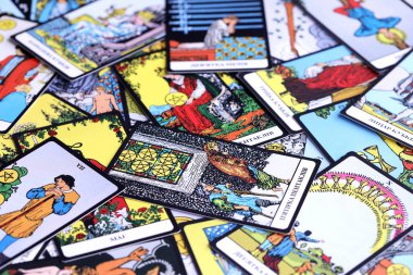 KYIV, UKRAINE - 10 Temmuz 2024 Tarot minor ve Rider Waite esoteric deck 'in büyük arcana kartları. Falcılık ve esrarengiz eylemler için birçok tarot kartı kapanır
