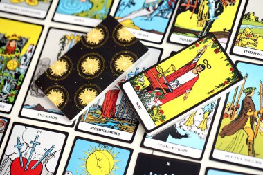 KYIV, UKRAINE - 10 Temmuz 2024 Tarot minor ve Rider Waite esoteric deck 'in büyük arcana kartları. Falcılık ve esrarengiz eylemler için birçok tarot kartı kapanır
