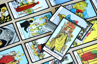 KYIV, UKRAINE - 10 Temmuz 2024 Tarot minor ve Rider Waite esoteric deck 'in büyük arcana kartları. Falcılık ve esrarengiz eylemler için birçok tarot kartı kapanır