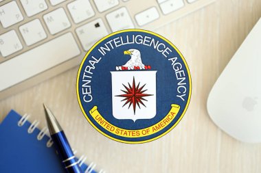 KYIV, UKRAINE - 26 Haziran 2024 Amerika Birleşik Devletleri Merkezi İstihbarat Teşkilatı işçi bürosu masasının üzerindeki arma etiketi