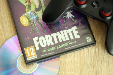 KYIV, UKRAINE - 26 Haziran 2024 Fortnite Son Gülme paketi PS5 video oyun diski konsol oyunu için. Popüler video oyunu diski kapat