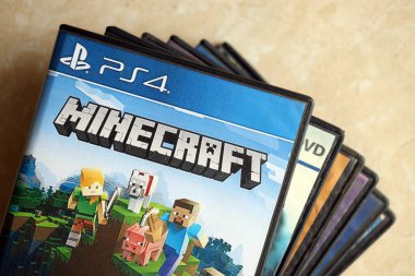 KYIV, UKRAINE - 26 Haziran 2024 Minecraft PS4 video oyun diski konsol oyunu için. Popüler video oyunu diski kapat