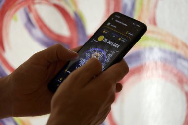 KYIV, UKRAINE - 26 Haziran 2024 Hamster Kombat mini telgraf oyunu. Akıllı telefondaki tıkırtı oyunu elinizin altında