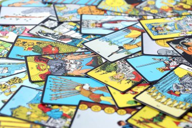 KYIV, UKRAINE - 10 Temmuz 2024 Tarot minor ve Rider Waite esoteric deck 'in büyük arcana kartları. Falcılık ve esrarengiz eylemler için birçok tarot kartı kapanır