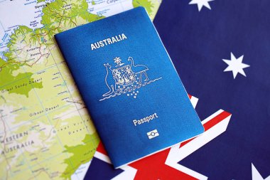 KYIV, UKRAINE - 10 Temmuz 2024 Avustralya mavi seyahat pasaportu Avustralya bayrağı ve haritası yakın plan