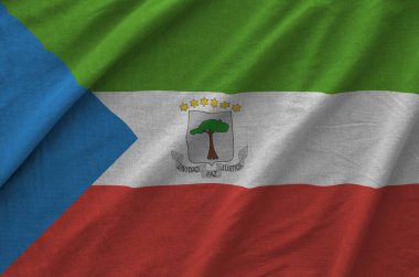 Ekvator Ginesi bayrağı katlanmış eski kumaşın dalgalı kumaşında tasvir edilmiştir.