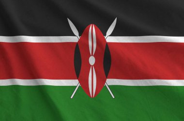 Kenya bayrağı eski kumaştan katlanmış dalgalı kumaş üzerinde tasvir edilmiştir.
