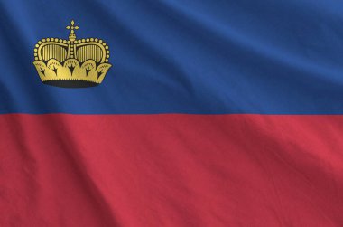 Eski kumaşın katlanmış dalgalı kumaşında Lihtenştayn bayrağı tasvir edilmiştir.